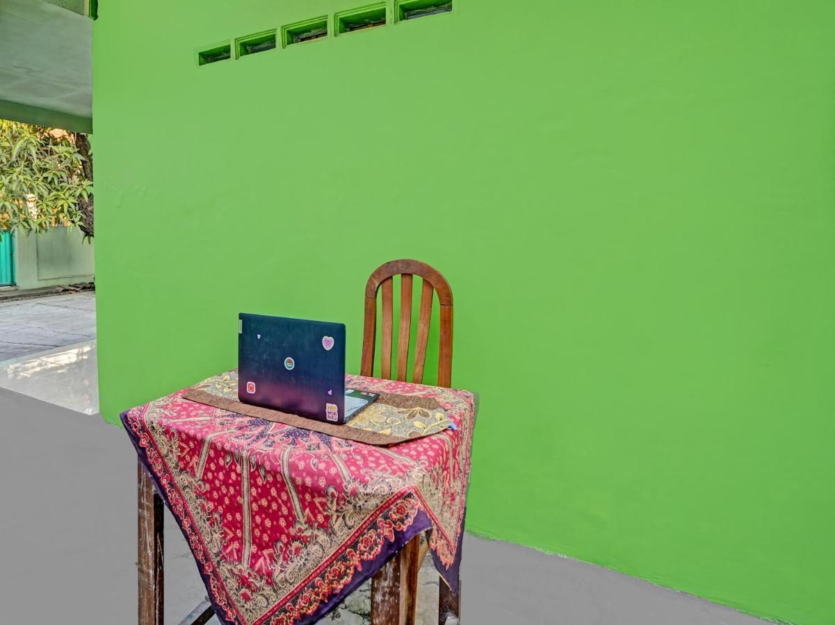 ホテル Spot On 91595 Sruni Syariah Gedangan エクステリア 写真
