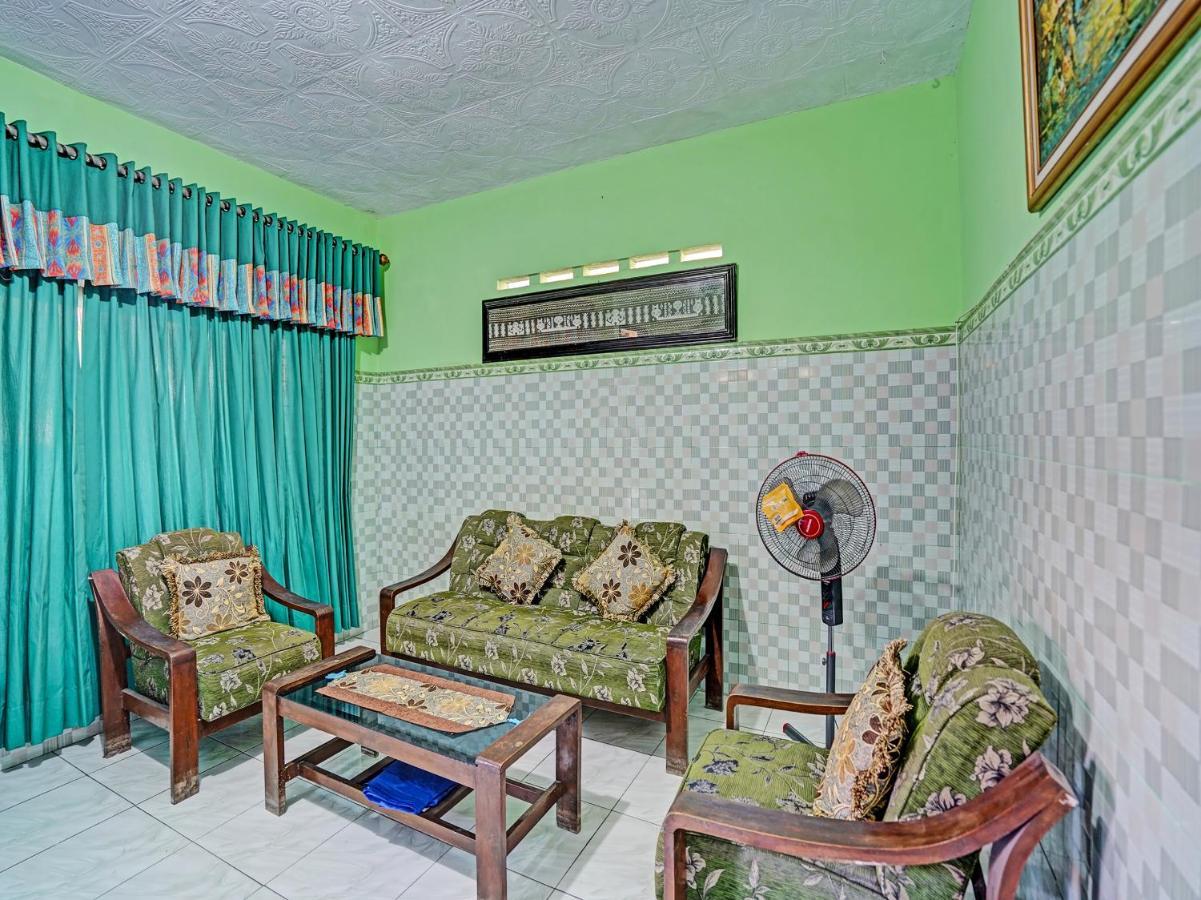 ホテル Spot On 91595 Sruni Syariah Gedangan エクステリア 写真